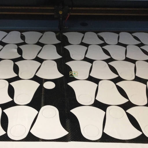 Cắt gia công khẩu trang vải xuất khẩu