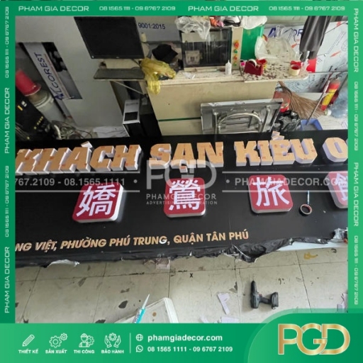 Làm bảng hiệu Alu nền đen chữ nổi cho khách sạn Kiều Oanh