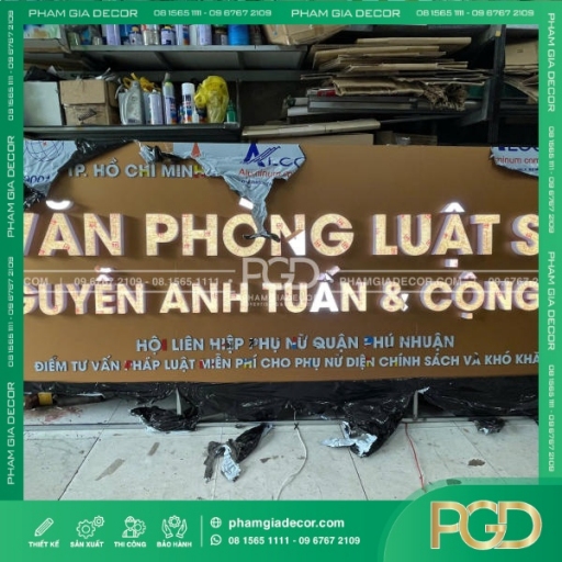 Bảng Hiệu Alu vàng đồng chữ nổi cho văn phòng luật sư Anh Tuấn thumb