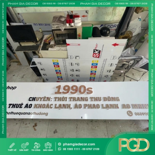 Bảng Hiệu Alu Nền Trắng Chữ Nổi Mica Đen Cho Shop 1990s Sang Trọng, Nổi Bật Và Phong Cách thumb