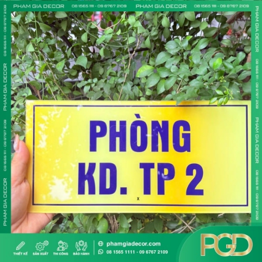 Bảng Tên Phòng Ban Mica In UV Nền Vàng Giải Pháp Nhận Diện Hiện Đại & Sang Trọng thumb