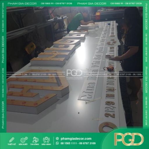 làm bảng hiệu Alu chữ nổi Mica Led thumb