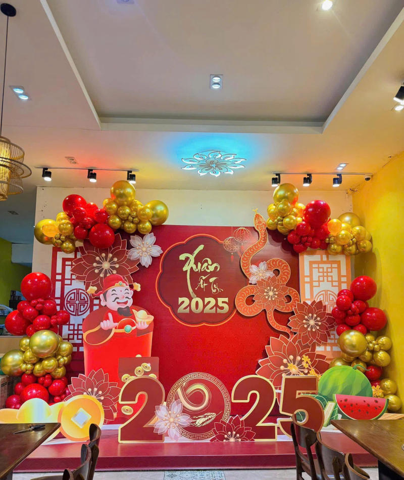 lam backdrop tiec cuoi nam gia re