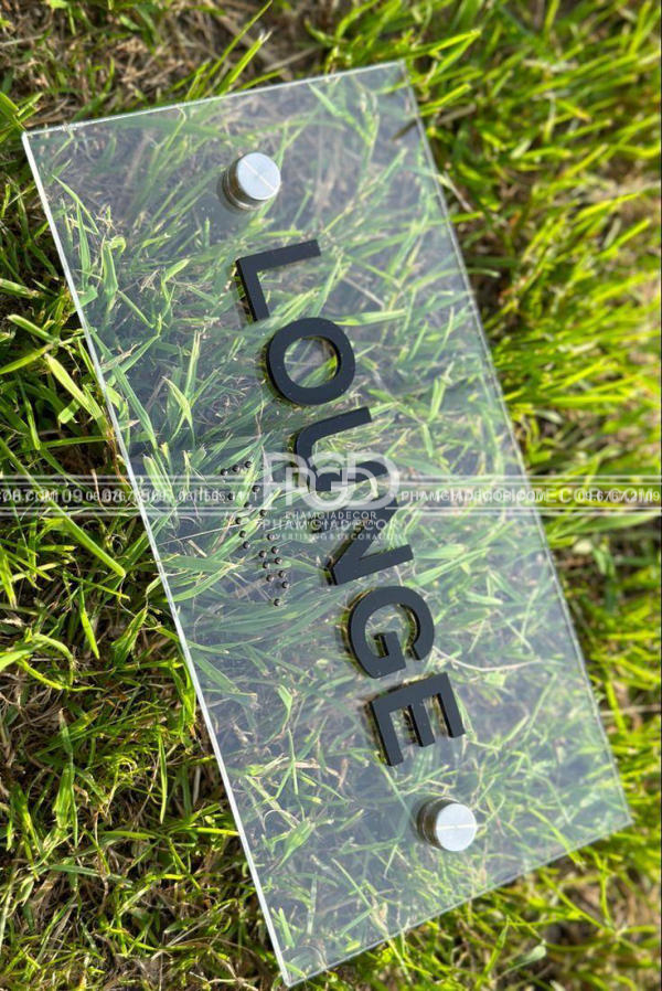 làm bảng hiệu mica cắt đi nước ngoài