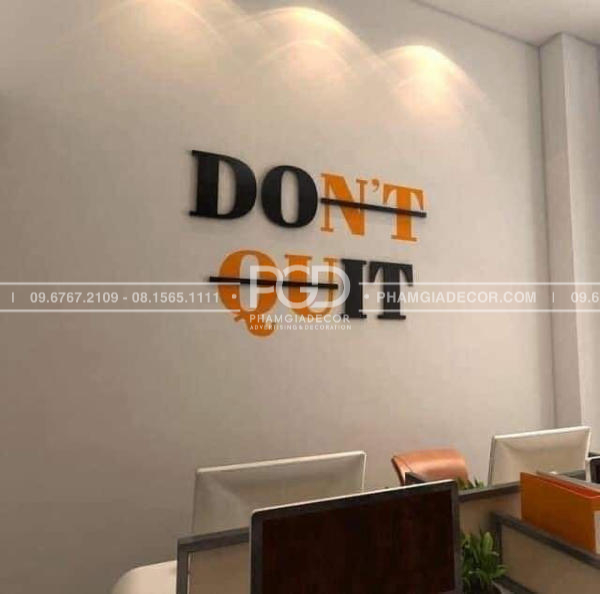 làm bảng hiệu văn phòng mica dán tường slogan truyền động lực