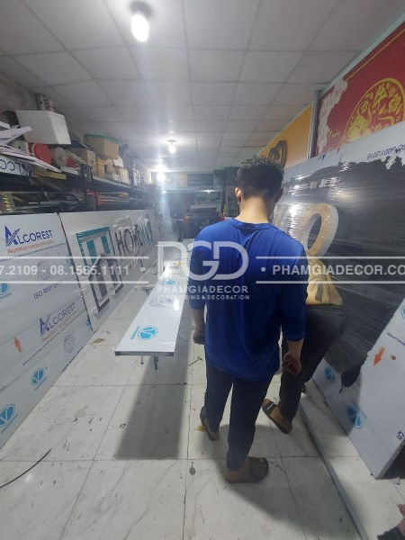 tuyển thợ phụ quảng cáo