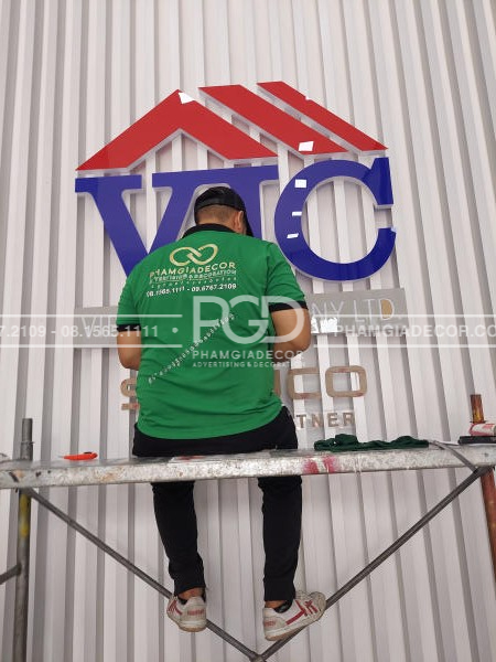 Tuyển Thợ Quảng Cáo Lành Nghề Lương Cao