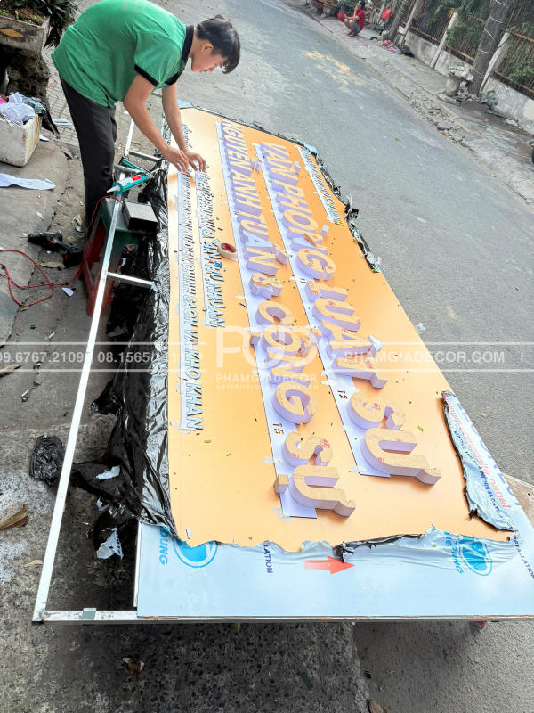 dịch vụ làm bảng hiệu xuyên lễ 30/4 1/5