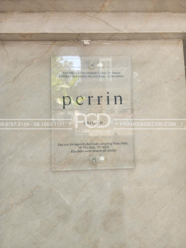 gắn bảng tên công ty xuyên lễ 30/4