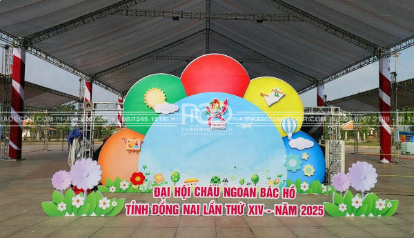 làm backdrop lễ 30/4