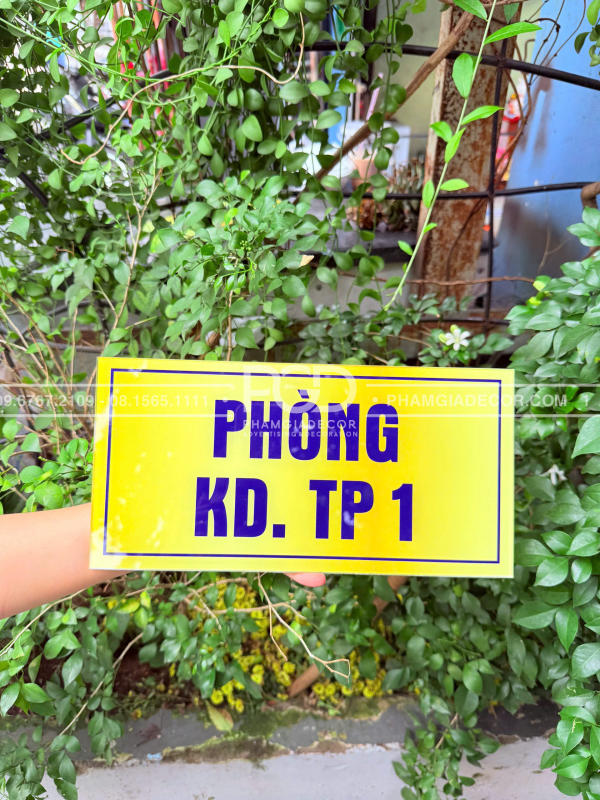 làm bảng tên phòng mica in uv xuyên lê 30/4