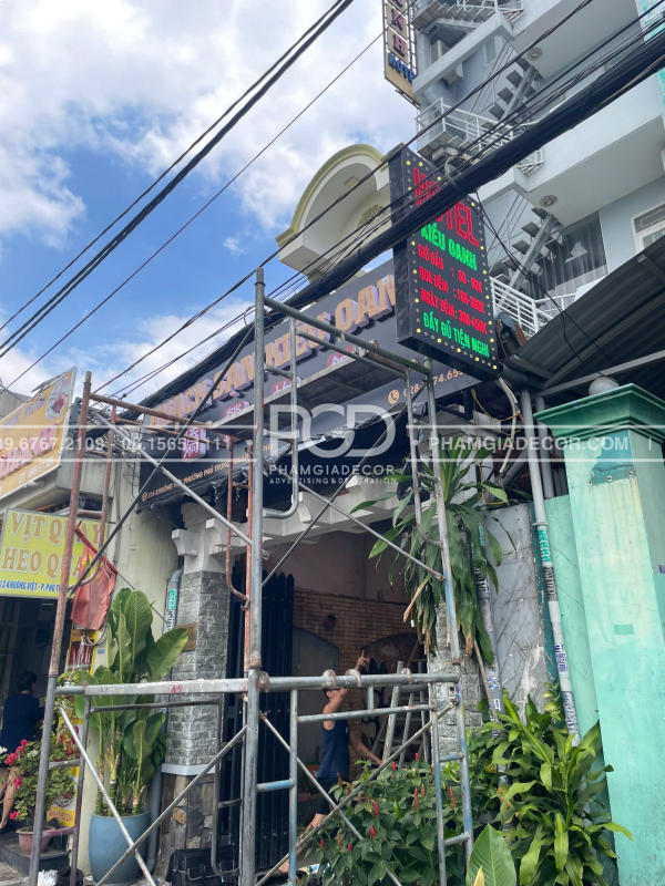 thi công bảng hiệu xuyên lễ 30/4