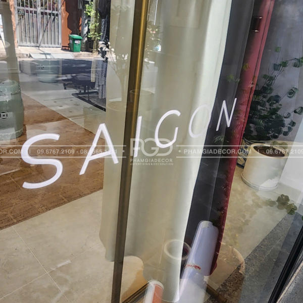 cắt decal sữa dán kính văn phòng