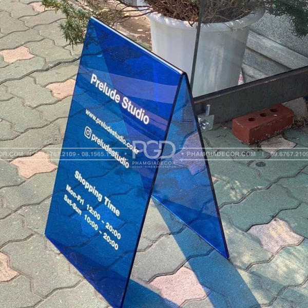 cắt chữ decal sữa dán standee