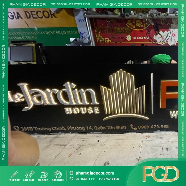 Bảng Hiệu Alu Nền Đen Chữ Nổi Inox Âm Led Sáng Chân Nâng Tầm Nhận Diện Cho Văn Phòng Le Jardin House Fido VN