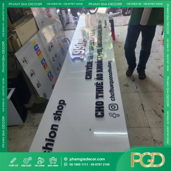 Bảng Hiệu Alu Nền Trắng Chữ Nổi Mica Đen Cho Shop 1990s Sang Trọng, Nổi Bật Và Phong Cách