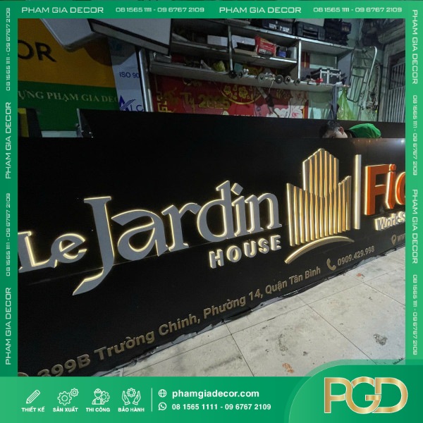 Bảng Hiệu Alu Nền Đen Chữ Nổi Inox Âm Led Sáng Chân Nâng Tầm Nhận Diện Cho Văn Phòng Le Jardin House Fido VN
