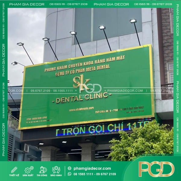 Bảng Hiệu Alu Nền Xanh Lá Chữ Nổi Alu Vàng Gương  Phòng Khám SK Dental
