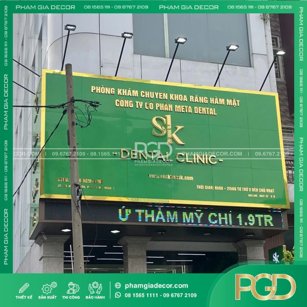 Bảng Hiệu Alu Nền Xanh Lá Chữ Nổi Alu Vàng Gương  Phòng Khám SK Dental
