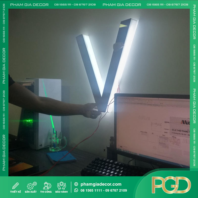 Làm Chữ Nổi Mica Hắt Nền Trên Nền Alu Trắng Sang