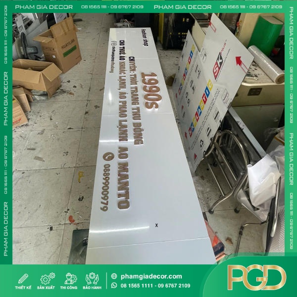 Bảng Hiệu Alu Nền Trắng Chữ Nổi Mica Đen Cho Shop 1990s Sang Trọng, Nổi Bật Và Phong Cách