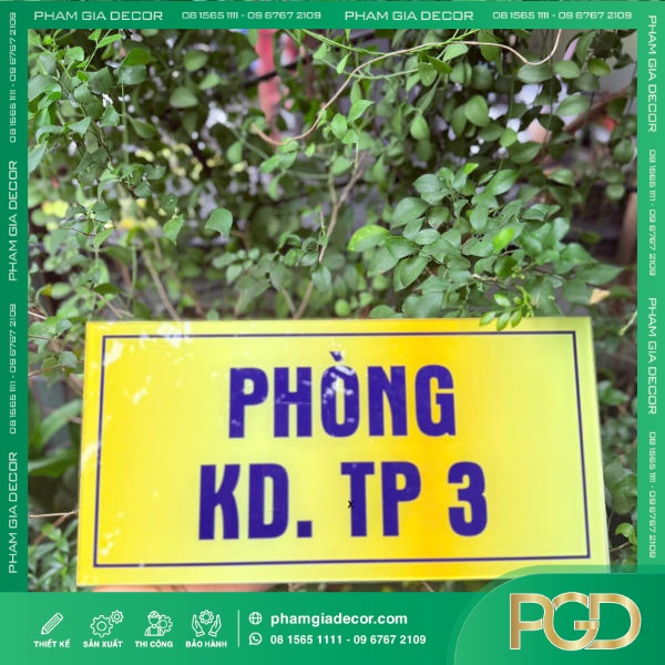 Bảng Tên Phòng Ban Mica In UV Nền Vàng Giải Pháp Nhận Diện Hiện Đại & Sang Trọng