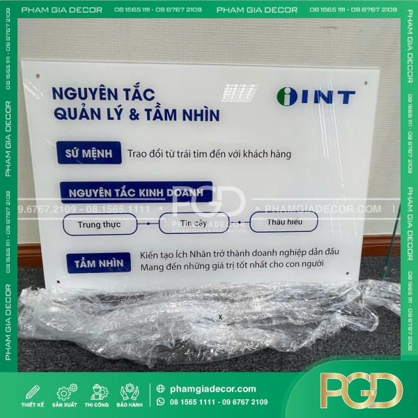 Bảng thông tin gắn tường mica in UV cho công ty INT