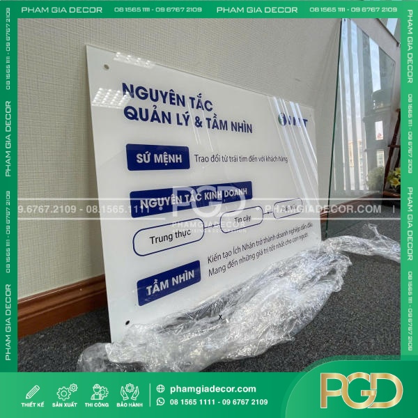 Bảng thông tin gắn tường mica in UV cho công ty INT