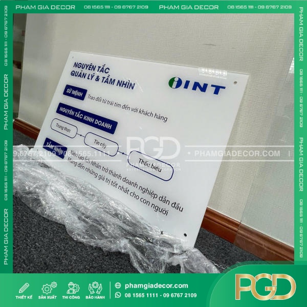 Bảng thông tin gắn tường mica in UV cho công ty INT