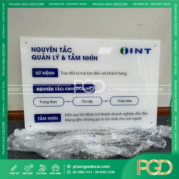 Bảng thông tin gắn tường mica in UV cho công ty INT