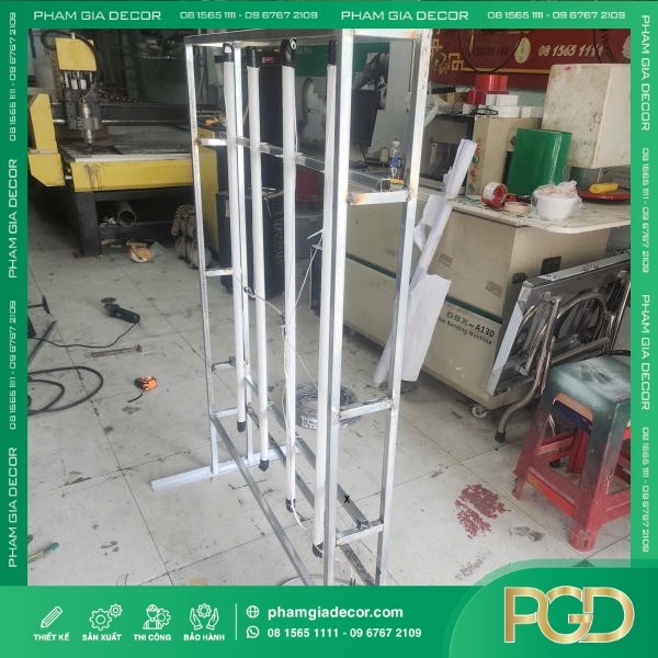 Hộp Đèn Bạt Chân Đứng 2 Mặt Cho Lớp Học Thêm Quảng Cáo Hiệu Quả Chỉ Từ Một Sản Phẩm