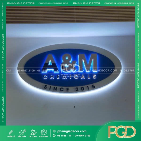 Hộp đèn alu logo công ty A&M chữ nổi inox sáng chân