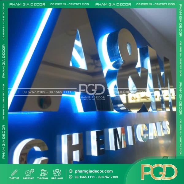 Hộp đèn alu logo công ty A&M chữ nổi inox sáng chân