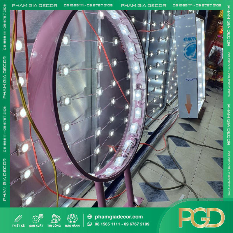 Làm Bảng Vẫy Mica Hút Nổi In UV Cho Spa