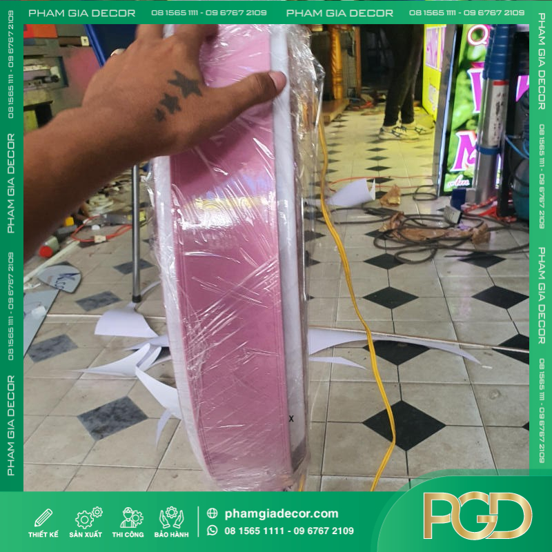 Làm Bảng Vẫy Mica Hút Nổi In UV Cho Spa
