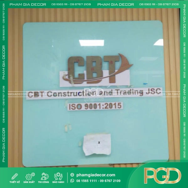 Logo Nổi Mica Văn Phòng Nền Kính Led Sáng Viền Logo CBT