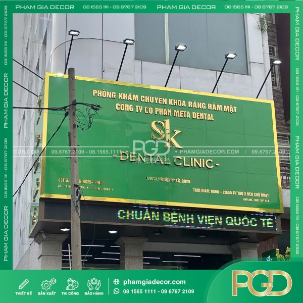 Bảng Hiệu Alu Nền Xanh Lá Chữ Nổi Alu Vàng Gương  Phòng Khám SK Dental