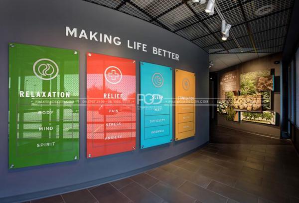 bảng tin tức văn phòng mica in uv