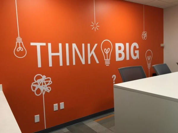 làm slogan dán tường cho văn phòng công ty