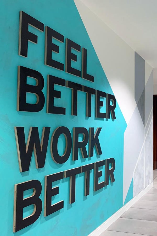 làm slogan dán tường chữ nổi