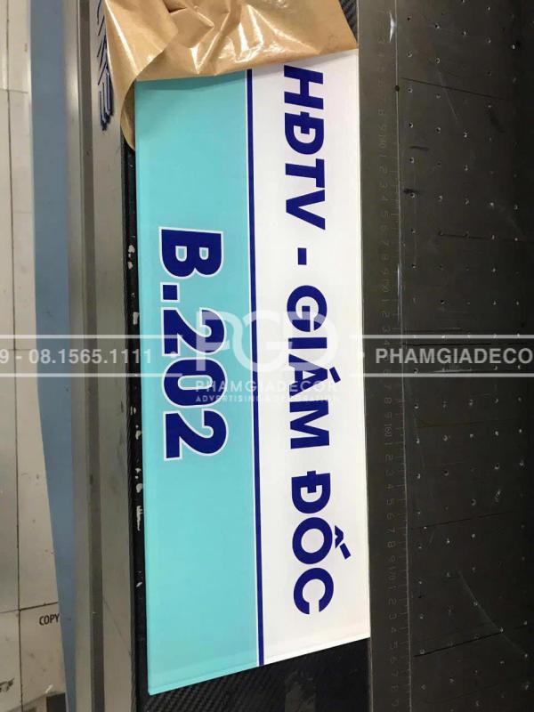 làm bảng tên để bàn văn phòng