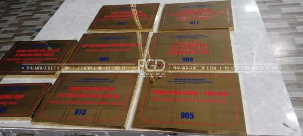 làm bảng tên phòng ban văn phòng