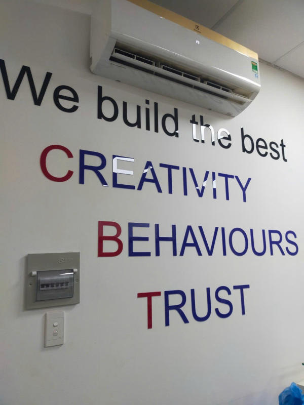 làm slogan chữ mica cắt dán tường văn phòng