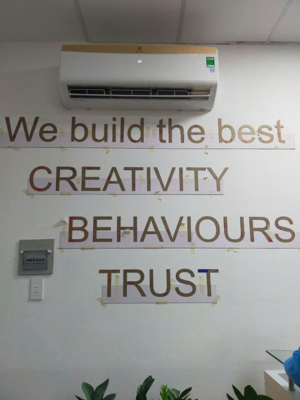 làm slogan chữ mica văn phòng