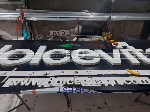 làm bảng hiệu alu chữ nổi hông nhôm